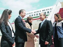 El Presidente es recibido por el embajador de México en Estados Unidos, Arturo Sarukhán, en la Base Andrews de la Fuerza Aérea. NTX  /