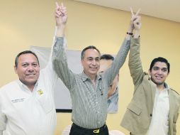 Jesús Zambrano (izquierda) alza la mano al candidato del PRD a gobernador, Fernando Garza.  /