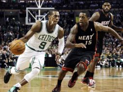 Rondo (9) se despachó con la cuchara grande para los Celtics ante Miami, con un triple-doble de 16 puntos, 11 rebotes y 14 asistencias.  /