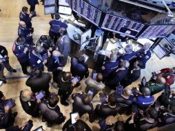 Luego de cerrar su mejor trimestre desde el 2009, las acciones de la bolsa neoyorquina cayeron. AP  /