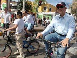 Pérez Peláez se paseó a bordo de su bicicleta en compañía de su familia Vía Recreactiva.  /