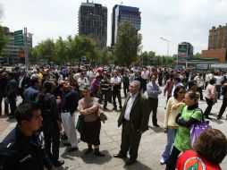 Personas durante la evacuación, tras registrarse un movimiento sísmico de 6.0 grados en la escala de Richter en la Ciudad de México.EFE  /