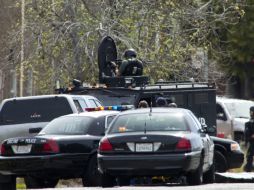 Miembros del equipo SWAT llegan al colegio donde se registró el tiroteo. EFE  /