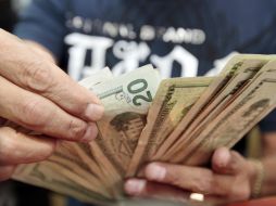 En centros cambiarios de la capital de Nuevo León, el dólar alcanzó su precio máximo a la venta de 13.05 pesos por unidad.  /