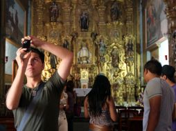 Los turistas aprovechan para tomar fotografías de su estancia en las iglesias de Guadalajara.  /