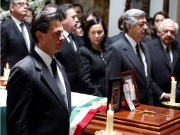 Enrique Peña Nieto (izq) durante el velatorio de De la Madrid. EL UNIVERSAL  /