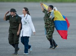 Dos de los liberados tras descender del helicóptero, que llegó poco antes de las 18:00 horas de Colombia. AFP  /
