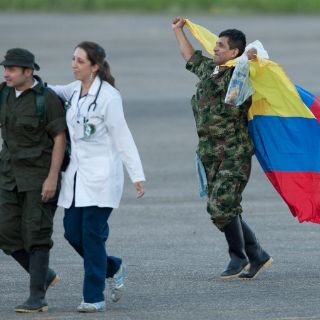Llegan a Villavicencio 10 uniformados liberados por las FARC