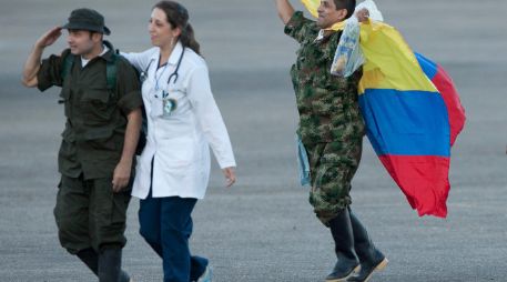 Dos de los liberados tras descender del helicóptero, que llegó poco antes de las 18:00 horas de Colombia. AFP  /