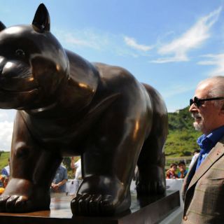 Fernando Botero dona su robusto Gato de bronce a su Medellín natal