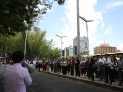 Varias personas debieron evacuar los edificios donde se hallaban hoy, en la Ciudad de México, por el sismo. EFE  /