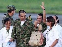 Tres de los 10 uniformados liberados por las FARC tras llegar a Villavicencio, luego de más de una década de cautiverio. EFE  /