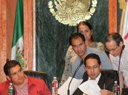 Luego de que se reagendó en tres ocasiones la sesión inició el lunes a las 9:54 de la noche.  /