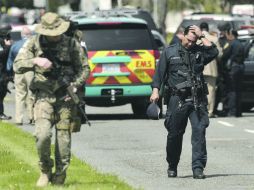 Oficiales de la Policía de Oakland, California, caminan afuera de la Universidad Cristiana de Oikos. AP  /