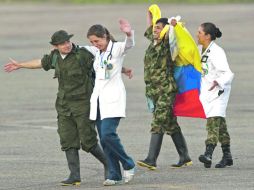 Personal médico acompaña a los militares que había puesto en libertad la guerrilla colombiana. AFP  /