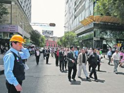 Empleados de empresas ubicadas en edificios altos en la Ciudad de México desalojan sus lugares de trabajo. EFE  /