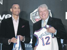 El ex jugador de los Pacers de Indiana, Reggie Miller (izq.) y el entrenador Don Nelson durante la conferencia de prensa. REUTERS  /