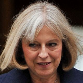 Ministra de Interior defiende plan para vigilar llamadas y correos