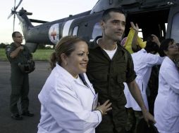El recién liberado Jorge Trujillo Solarte es atendido por miembros de la Cruz Roja. AFP  /