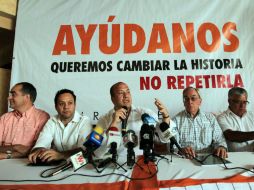 Alfaro (c) con candidatos municipales (de izq a der) Salvador Caro, Clemente Castañeda, Esteban Garaiz y Gonzalo Gómez.  /