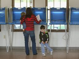 Una mujer acude con su hijos a emitir su voto en  Pewaukee, Wisconsin, durante la elección primaria de hoy. AFP  /