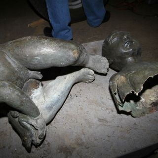 Policías tapatíos recuperan en chatarrera a ''niño meón''