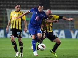 Jair Pereira (C) del Cruz Azul lucha por el balón con  Pedro Fernandez (D) del Tachira venezolano. AFP  /