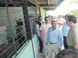 El Presidente Felipe Calderón observa los daños causado por el sismo en Oaxaca en la primaria “Benito Juárez”. NTX  /