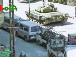 La imagen, extraída de un video subidoa YouTube, muestra un tanque del Ejército sirio circulando por las calles de Damasco. AFP  /