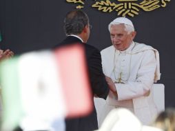 El papa saludó a familiares de víctimas de la violencia, tras reunirse con el Presidente de México, Felipe Calderón. ARCHIVO  /