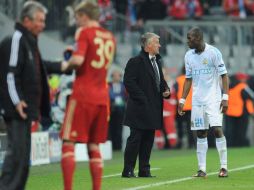 El técnico Didier Deschamps (2d), y Rod Fanni (d), del Olympique de Marsella durante un partido de la Liga de Campeones. EFE  /