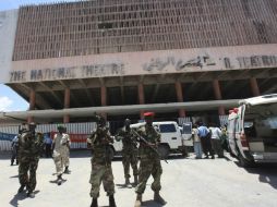 Elementos del Ejército de Somalia montaron guardia fuera del Teatro Nacional después de la explosión. REUTERS  /