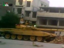 Imagen de hoy tomada de un video de YouTube que muestra un tanque del ejército sirio en Saqba en las afueras de Damasco. AFP  /