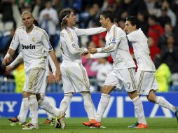 Cristiano Ronaldo del Real Madrid, de Portugal, centro-derecha, celebra con sus compañeros su gol contra el APOEL Nicosia. AP  /