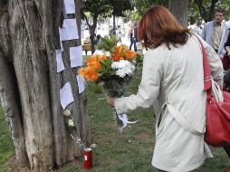 Muchas personas se acercaron a dejar ofrentas en el sitio donde el hombre se suicidó este día. EFE  /