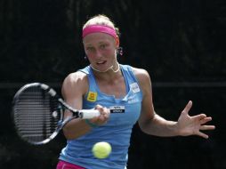 Yanina Wickmayer de Bélgica observa a su tiro a Yaroslava Shvedova de Kazajistán. REUTERS  /