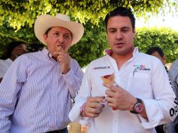 Mientras el candidato comía su nieve color rojo, una mujer se le acercó para exigirle que cumpla cada una de las propuestas.  /