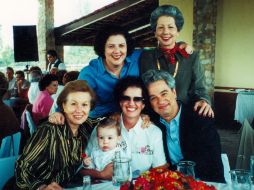 En El Taray los hermanos González Gortázar: Ceci, Paz, Adriana, Marce con su nietecita y Alejandro.  /