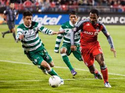 Julian De Guzman del Toronto FC y Oribe Peralta de Santos, durante juego de la Liga de Campeones. MEXSPORT  /