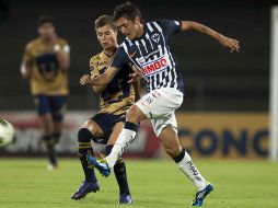 El jugador universitario, Jose Garcia, de pelea el esférico con Nery Cardozo de Monterrey. MEXSPORT  /