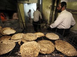 Judíos ultra ortodoxos hornean panes ázimos dentro de los preparativos de las fiestas de la Pascua. EFE  /