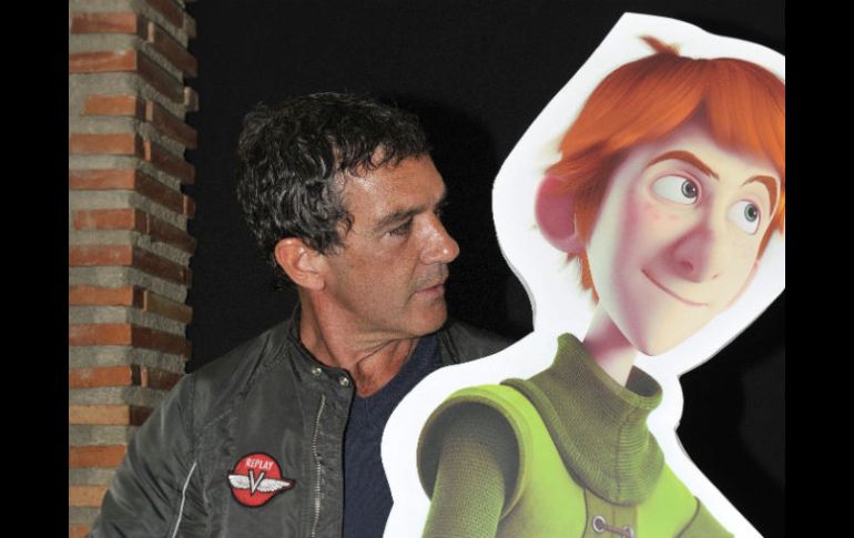 Banderas durante una visita a la sede de los estudios en Granada para revisar la realización de su último largometraje animado. EFE  /