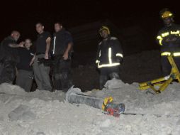 Oficiales de Israel revisan el área donde cayó el cohete en Eilat, en la península de Egipto. AFP  /