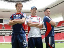 El técnico Ignacio Ambiz (c), junto a los delanteros Erick Torres (i) y Marco Fabián, en el entrenamiento de hoy de los rojiblancos.  /