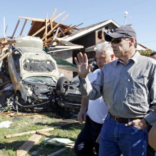 Gobernador de Texas visita áreas devastadas por tornados