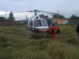 Para el traslado al Centro Médico de Occidente se utiliza el helicóptero Fénix de Protección civil y Bomberos del Estado.  /