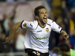 Jordi Alba, del Valencia celebra después de marcar un gol ante el Alkmaar holadés durante el encuentro de la UEFA. AFP  /