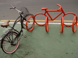 Rojo. El ciclopuerto con forma de bicicleta fue instalado afuera del Darjeeling Tea Room, diseño de Arturo Gómez..  /