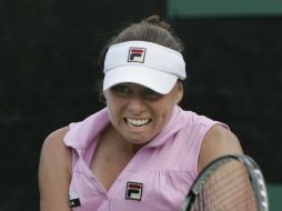 Vera Zvonareva de Rusia regresa la pelota a Stefanie Voegele de Suiza. REUTERS  /