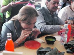 Josefina Vázquez Mota no pudo terminar su comida, al tener que abandonar el local en el que se encontraba. EL UNIVERSAL  /
